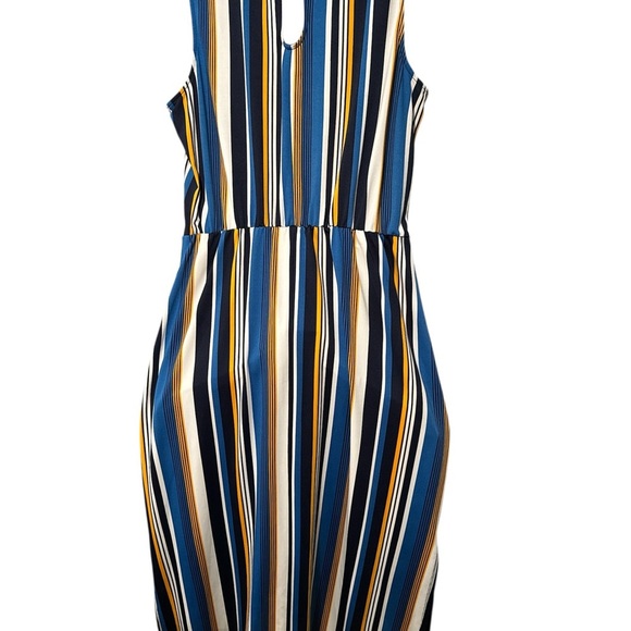 Wrapper Black and White Sleeveless V-neck Sundress - Picture 3 of 4